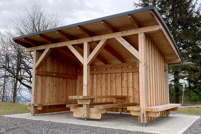 Wanderhütte / Wetterschutzhäuschen mit Sitzbänken und Tisch